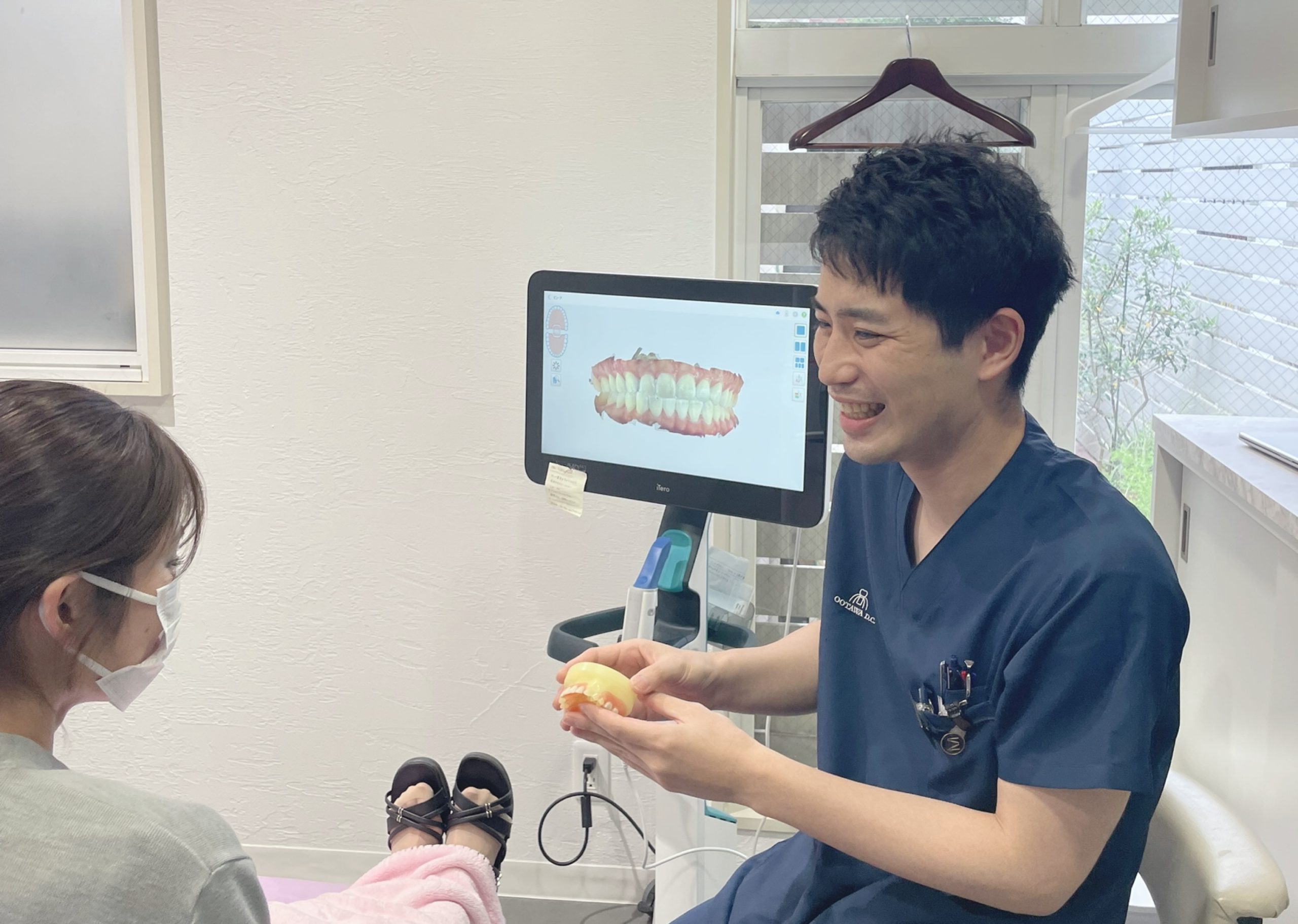 福岡市高宮にあるおおたわ歯科医院の診療の様子。 ナルト先生を中心にお悩みに寄り添います。お気軽にご相談ください。